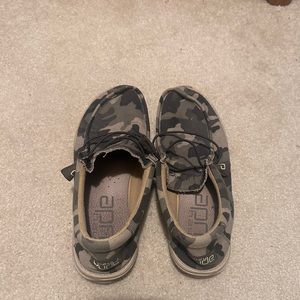 HEY DUDE Wally Canvas Mens Shoes size 11 camo
